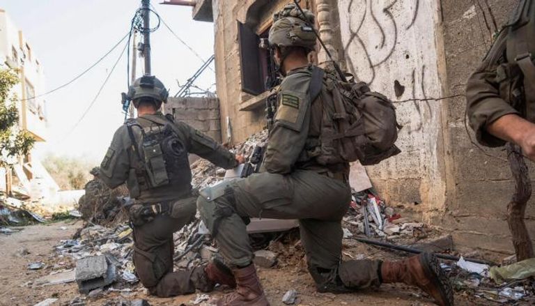 بعد صدمات القتال.. جنود إسرائيليون يتلقون علاجا نفسيا بالأفاعي والحيوانات