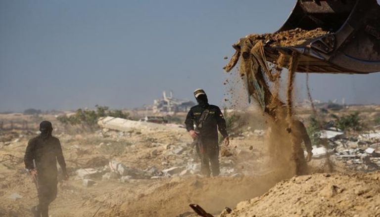 تطور جديد في ملف الأسرى: العثور على جثمان رهينة بقطاع غزة