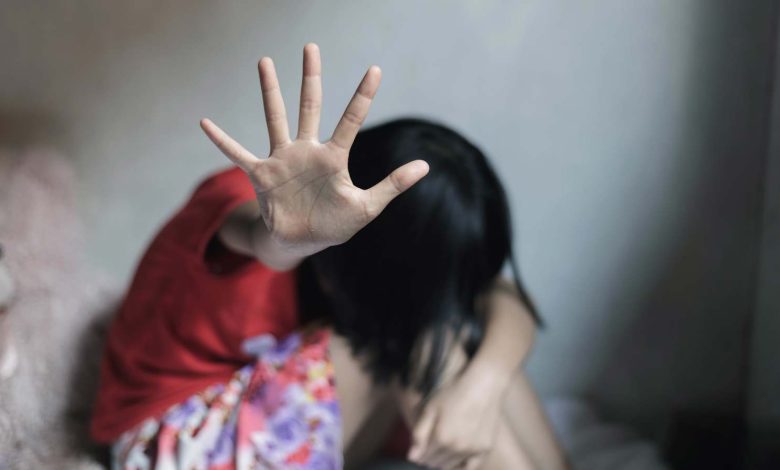 خلاف يتحول إلى مأساة.. شاب ينهي حياة والدته بسلاح ناري في مصر