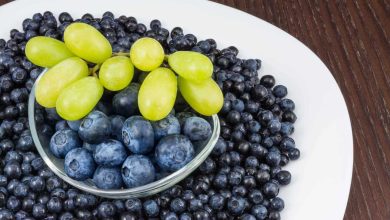 صراع الفواكه للقلب: التوت الأزرق ضد العنب