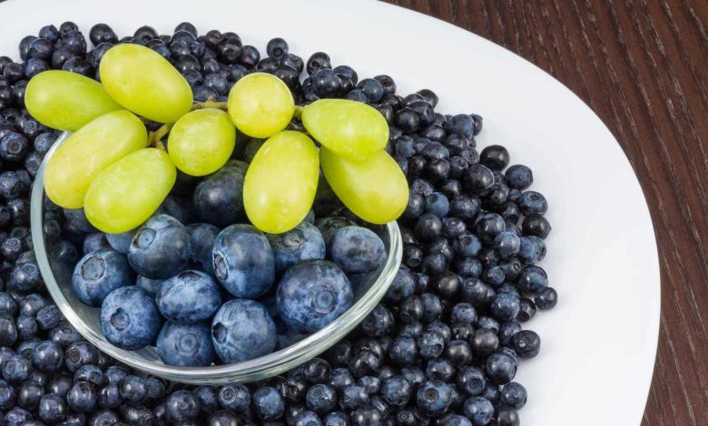 صراع الفواكه للقلب: التوت الأزرق ضد العنب