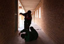 صور صادمة.. معلم يعتدي على تلميذ في مدرسة بريف حلب