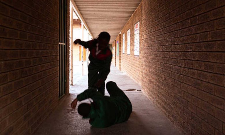 صور صادمة.. معلم يعتدي على تلميذ في مدرسة بريف حلب