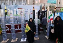 في ذكرى اقتحام السفارة الأمريكية... إيران تعرض قوتها عبر النعوش والصواريخ