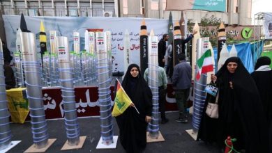 في ذكرى اقتحام السفارة الأمريكية... إيران تعرض قوتها عبر النعوش والصواريخ