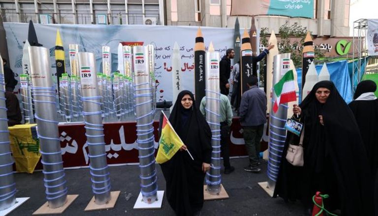 في ذكرى اقتحام السفارة الأمريكية... إيران تعرض قوتها عبر النعوش والصواريخ