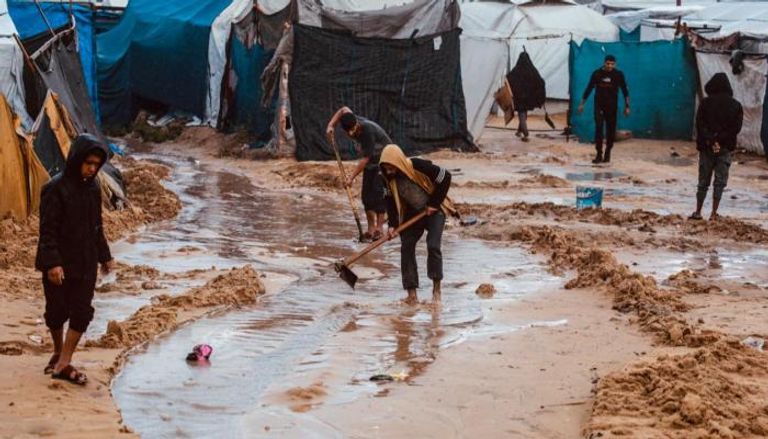 مخيمات غارقة وبرد ينهش الأجساد.. غزة تحت حصار الشتاء