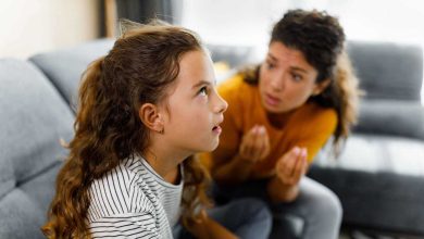من التربية إلى التدمير.. حين تفقد الابنة ثقتها بسبب نقد أمها