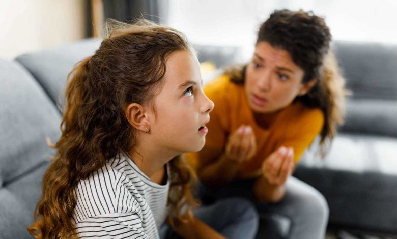 من التربية إلى التدمير.. حين تفقد الابنة ثقتها بسبب نقد أمها