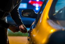 واقعة غريبة.. رجل يتظاهر بسرقة سيارته للهروب من التسوق