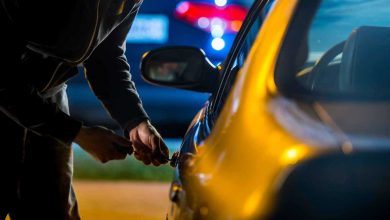 واقعة غريبة.. رجل يتظاهر بسرقة سيارته للهروب من التسوق