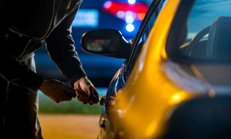 واقعة غريبة.. رجل يتظاهر بسرقة سيارته للهروب من التسوق