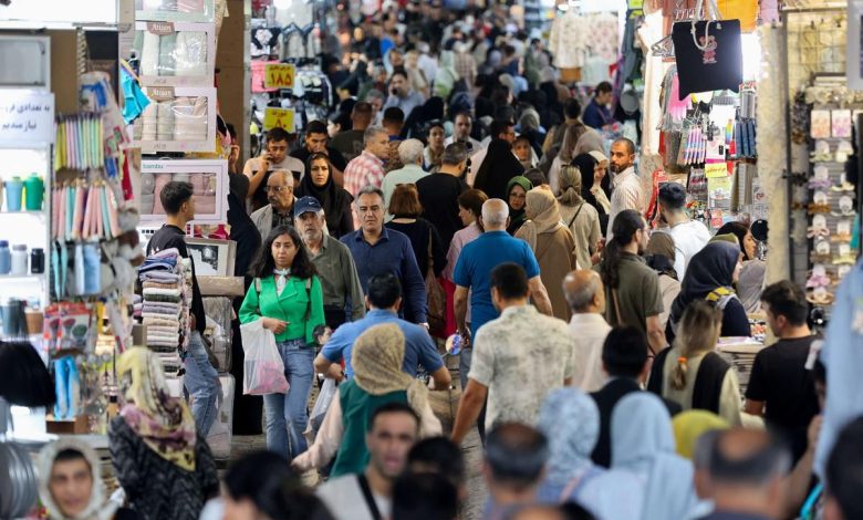 أزمة العملة في إيران.. انهيار الريال يهدد الاستقرار الاجتماعي