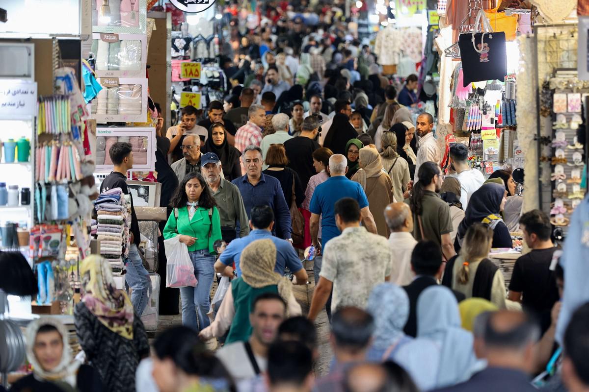 أزمة العملة في إيران.. انهيار الريال يهدد الاستقرار الاجتماعي