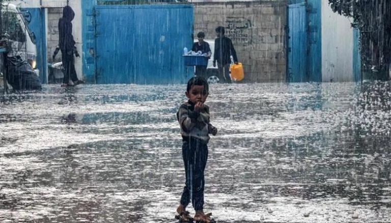 أزمة مزدوجة: الحرب والفقر تجعل الغزيين يتجمدون حتى الموت