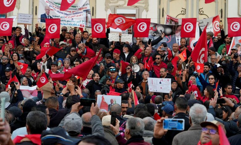 تونس بعد الثورة: إعادة تعريف الحرية والكرامةتونس بعد الثورة: إعادة تعريف الحرية والكرامة