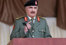 اتهامات مباشرة من حفتر.. الإخوان يعرقلون توحيد الجيش الليبي