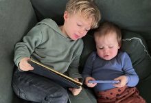 الشاشات وتطور لغة الأطفال.. علاقة تستدعي الانتباه