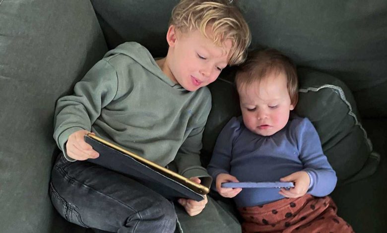 الشاشات وتطور لغة الأطفال.. علاقة تستدعي الانتباه