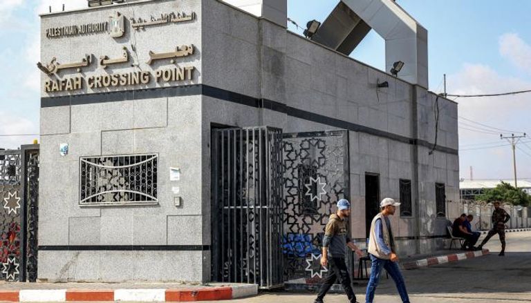 انتظار على الحدود.. معبر رفح يختصر آمال غزة بالحياة