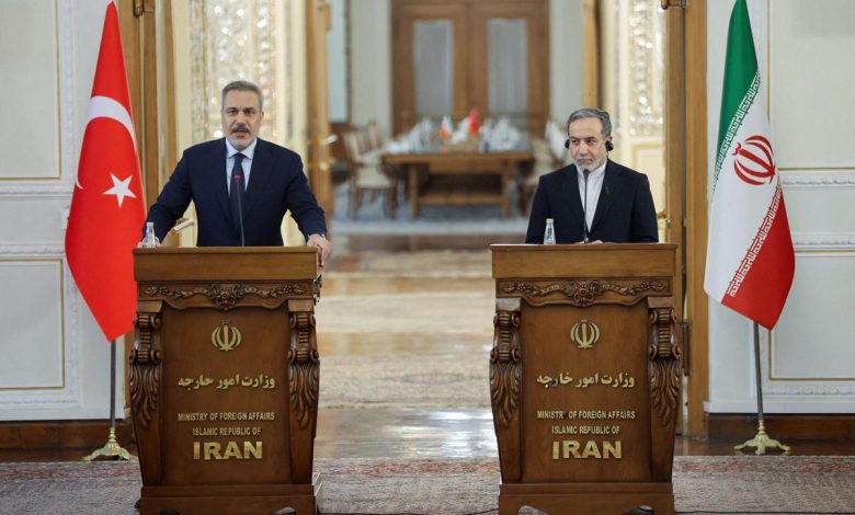 أنقرة تدعو طهران لحل أزمتها عبر الحوار الإقليمي والتعاون مع جيرانها