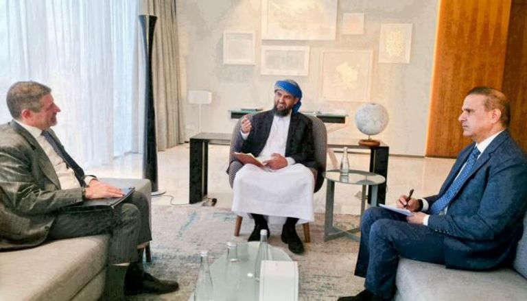 تعاون أمريكي-يمني لقطع مصادر تمويل الحوثي والإرهاب