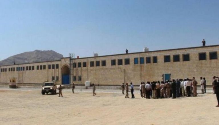 سجن المكلا تحت الاختراق.. فرار قيادات «القاعدة» عقب هجوم مسلح