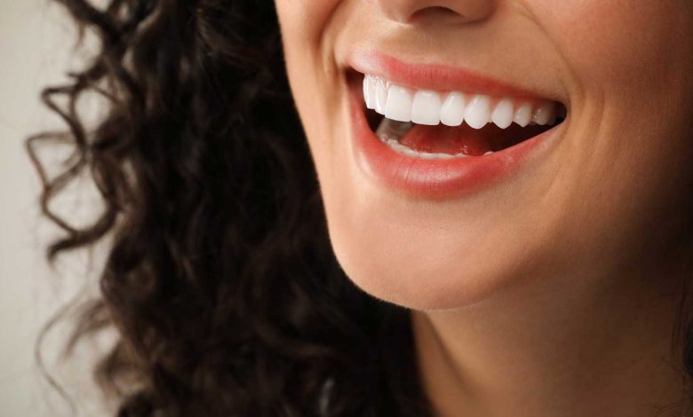 عادة يومية بسيطة تحمي أسنانك بعد كل وجبة