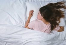 لماذا يسيل لعابك أثناء النوم؟ أسباب طبيعية وطبية وراء الظاهرة