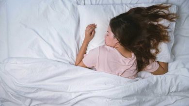 لماذا يسيل لعابك أثناء النوم؟ أسباب طبيعية وطبية وراء الظاهرة