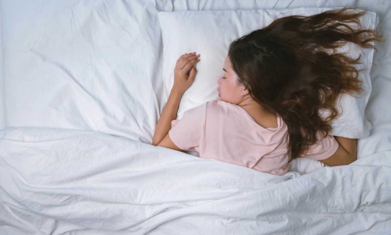 لماذا يسيل لعابك أثناء النوم؟ أسباب طبيعية وطبية وراء الظاهرة