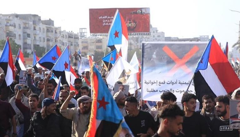 استمرار المسيرات في عدن وسط انقسام سياسي