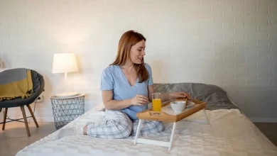 الأكل قبل النوم.. كيف يؤثر على جودة النوم وإفراز الهرمونات