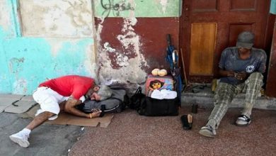 أكبر حاملة طائرات في العالم ترسو باليونان وسط تحركات عسكرية لافتة في المتوسط