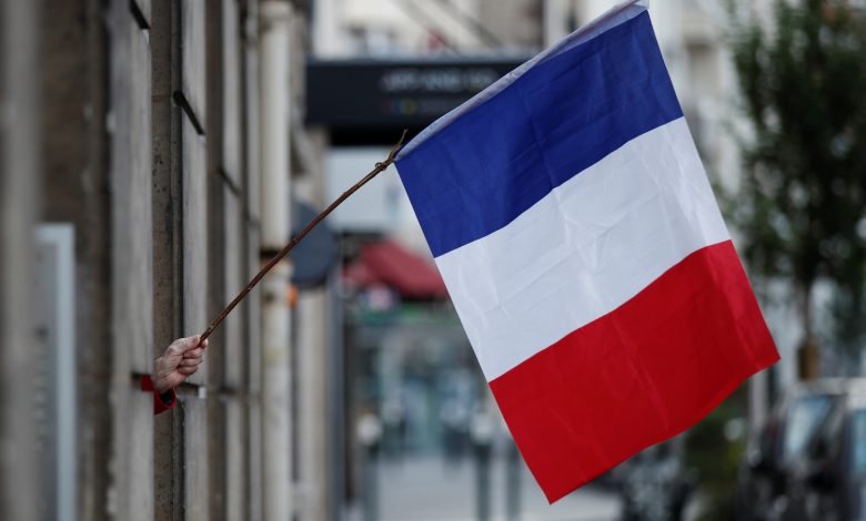 باريس تعزز آليات الرقابة… وتيارات إسلامية تتحرك قانونيًا