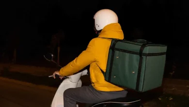 جدل واسع بعد طلب توصيل ليلي لحفل أُقيم داخل مقبرة (فيديو)