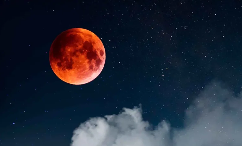 «ظاهرة نادرة»… القمر الدموي يظهر في 3 مارس
