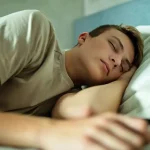 لماذا يجب أن ينام المراهقون مبكرًا؟ فوائد صحية للقلب