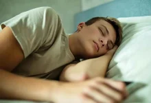 لماذا يجب أن ينام المراهقون مبكرًا؟ فوائد صحية للقلب