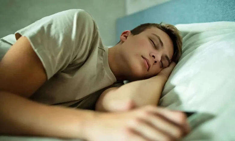 لماذا يجب أن ينام المراهقون مبكرًا؟ فوائد صحية للقلب