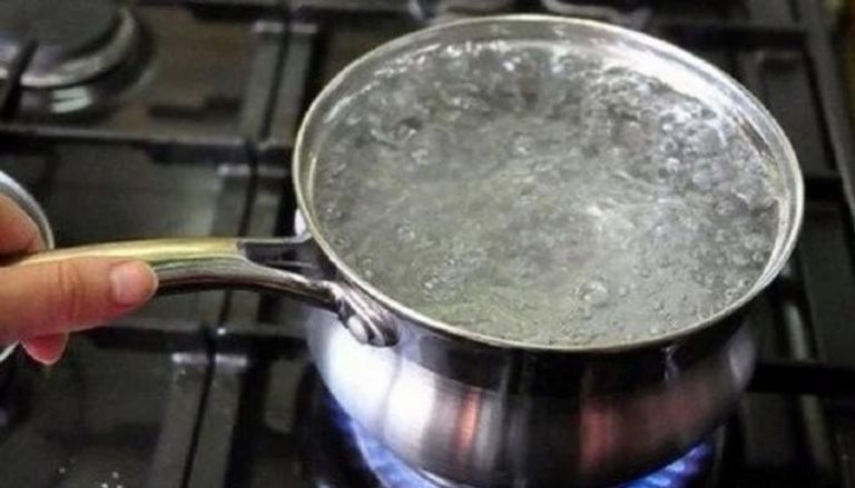 وفاة طفل في إندونيسيا بعد إجباره على شرب ماء مغلي.. تحقيقات جارية