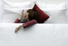 احذر هذا الخطأ عند الاستيقاظ ليلًا.. قد يفاقم الأرق