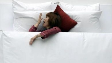 احذر هذا الخطأ عند الاستيقاظ ليلًا.. قد يفاقم الأرق