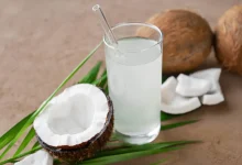 الاختيار الأمثل للترطيب.. ماء جوز الهند أم الحليب؟