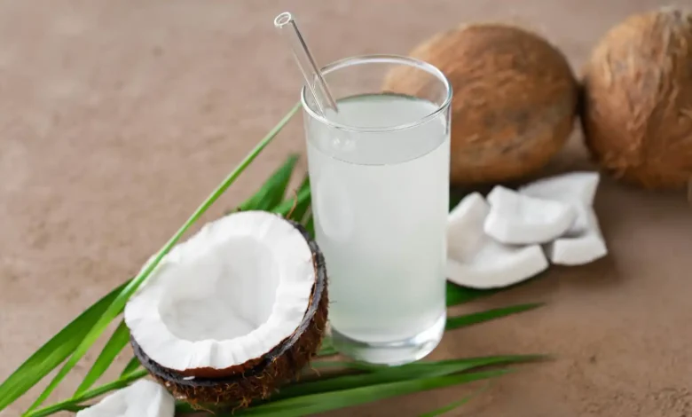 الاختيار الأمثل للترطيب.. ماء جوز الهند أم الحليب؟