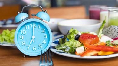 التوقف المفاجئ عن الصيام.. مخاطر محتملة ونصائح للتكيف