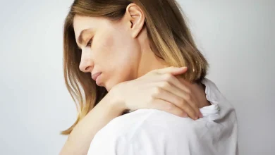 ألم الكتف ليس دائمًا عضليًا.. قد يشير إلى مرض في الكبد