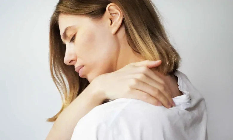 ألم الكتف ليس دائمًا عضليًا.. قد يشير إلى مرض في الكبد