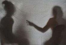 تفاصيل قضية غريبة تنتهي بسجن امرأة بعد بقائها مع جثة شريكها