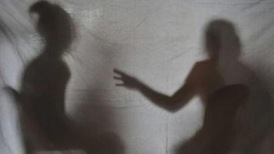 تفاصيل قضية غريبة تنتهي بسجن امرأة بعد بقائها مع جثة شريكها